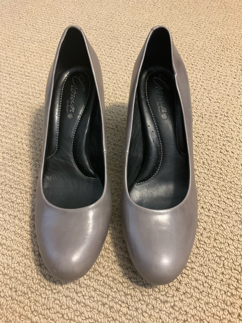 Born Crown Gray Leather Round-Toe Pumps size 8.5